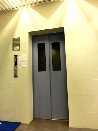 エレベーター前