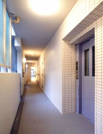 エレベーター前